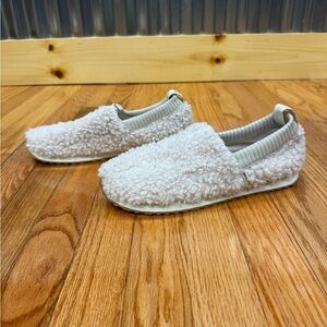 Toms Cream Color Alpargata Faux Fur Fuzzy Slipper Sneakers